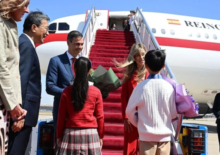 Begoña Gómez con Pedro Sánchez en un viaje oficial.