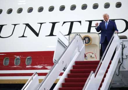 El acto oficial de presentación tuvo lugar en la Base Conjunta Andrews, en Maryland, donde el mandatario salió del avión entre aplausos al ritmo de 'God Bless the USA'.