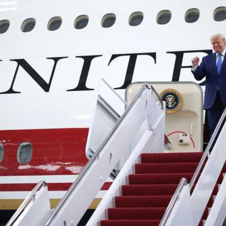 El acto oficial de presentación tuvo lugar en la Base Conjunta Andrews, en Maryland, donde el mandatario salió del avión entre aplausos al ritmo de 'God Bless the USA'.