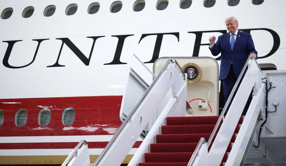 El acto oficial de presentación tuvo lugar en la Base Conjunta Andrews, en Maryland, donde el mandatario salió del avión entre aplausos al ritmo de 'God Bless the USA'.